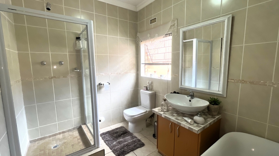 4 Bedroom Property for Sale in Langenhovenpark Free State